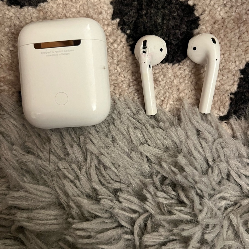 AirPods - Picture 3 of 3